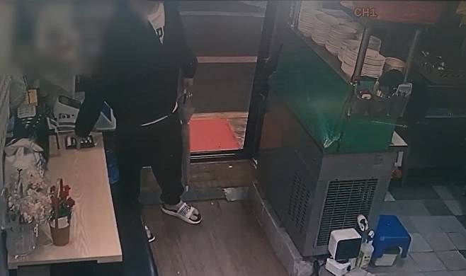 영세 음식점에서 주인 휴대전화 훔치는 A씨 [대전동부경찰서 제공. 재판매 및 DB 금지]