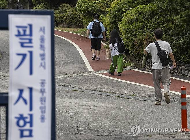 2025년 지방공무원 9급 필기시험 전국 21개 시도 동시 실시 (서울=연합뉴스) 황광모 기자 = 2025년도 지방공무원 9급 공채 필기시험이 열린 22일 오전 수험생들이 서울 종로구 경복고등학교에 마련된 고사장으로 향하고 있다.
    이날 21개 시도에서 동시에 실시된 지방공무원 9급 필기시험 경쟁률은 8.8대 1을 기록, 지난해(10.4대 1)보다 하락했다.
    최근 5년간 9급 필기시험 경쟁률을 보면 2021년 10.3대 1에서 2022년 9.1대 1로 내려갔다가 2023년과 2024년에는 각각 10.7대 1, 10.4대 1을 나타내, 올 시험 경쟁률이 최근 5년간 가장 낮았다. 2025.6.21 hkmpooh@yna.co.kr