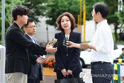 이진숙 교육부 장관 후보자 출근길 질의응답 (서울=연합뉴스) 서대연 기자 = 이진숙 사회부총리 겸 교육부 장관 후보자가 지난 달 30일 오전 서울 여의도 한국교육시설안전원에 마련된 인사청문회 준비 사무실로 출근하며 취재진과 질의응답하고 있다. 2025.6.30 
    dwise@yna.co.kr
(끝)