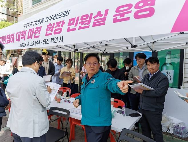 지반침하 대책 마련 현장 민원실을 꾸린 박강수 구청장 [마포구 제공. 재판매 및 DB 금지]