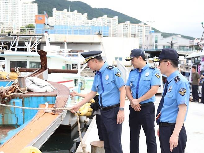 취약지 점검하는 이명준  [서해해경청 제공·재판매 및 DB 금지]