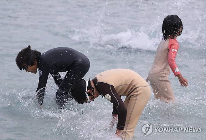 도심서 즐기는 물놀이 [연합뉴스 자료사진]