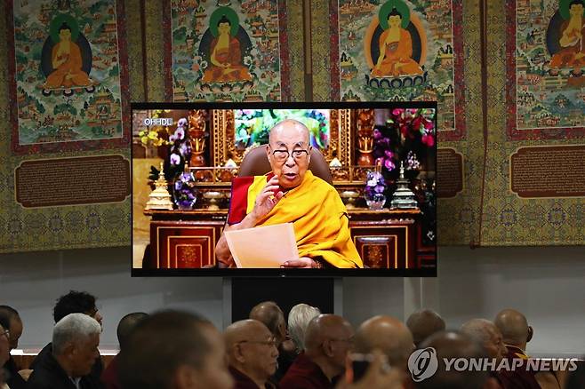 연설하는 달라이 라마 (다람살라[인도] AFP=연합뉴스) 티베트의 정신적 지도자 달라이 라마가 인도 다람살라에서 열린 제15차 티베트 종교 회의 개막식에서 영상을 통해 연설하고 있다. 2025.7.2. photo@yna.co.kr
