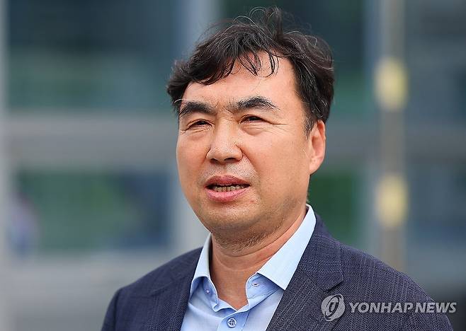 인터뷰하는 윤관석 전 의원 (의왕=연합뉴스) 김도훈 기자 = 더불어민주당 전당대회 돈 봉투 사건으로 징역 2년 실형이 확정돼 복역 중이던 윤관석 전 의원이 30일 가석방으로 풀려나 경기도 의왕시 서울구치소 앞에서 인터뷰하고 있다. 2025.6.30 superdoo82@yna.co.kr