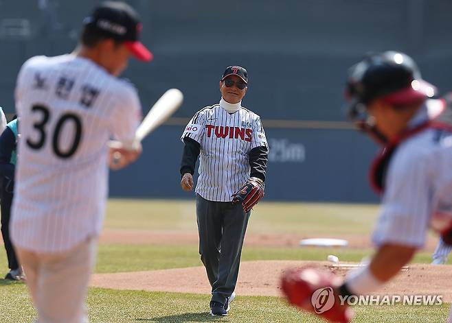 LG의 우승을 기원하는 시구·시타 (서울=연합뉴스) 김도훈 기자 = 22일 서울 잠실야구장에서 열린 2025 신한 SOL 뱅크 KBO리그 정규시즌 개막전 롯데 자이언츠와 LG 트윈스의 경기에 앞서 1994년 LG 우승 당시 감독을 지낸 이광환 전 감독과 주장이었던 노찬엽 전 코치가 시구 시타를 하고 있다. 2025.3.22 superdoo82@yna.co.kr