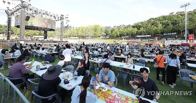 제13회 대구 치맥페스티벌 개막 (대구=연합뉴스) 윤관식 기자 = 2일 대구 달서구 두류공원 일원에서 개막한 '제13회 대구 치맥페스티벌'에서 시민들이 치킨과 맥주를 즐기고 있다. 2025.7.2 psik@yna.co.kr