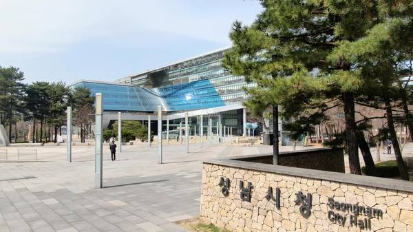 최근 단행된 승진인사로 성남시 공직사회가 시끄럽다. 사진은 성남시청 전경. /성남시 제공