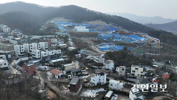 용인시 고기동에서 공사 차량 진입로를 확보하지 못해 중단됐던 노인복지주택 사업이 재개될 예정이다. 사진은 지난 1월21일 용인시 고기동의 사회복지시설 공사 현장. 2025.1.21 /최은성기자 ces7198@kyeongin.com