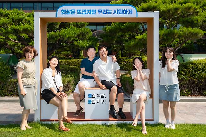 박승원 광명시장(왼쪽에서 세번째)과 직원들이 시청 앞 포토존에서 반바지를 입고 포즈를 취하고 있다. 사진=광명시청
