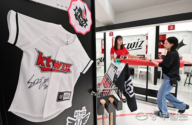 3일 오후 수원시 장안구 KT 건국 위즈파크점에 개소된 'kt wiz 특화매장'에서 직원들이 kt wiz 굿즈들로 체험공간을 꾸미고 있다. 임채운기자