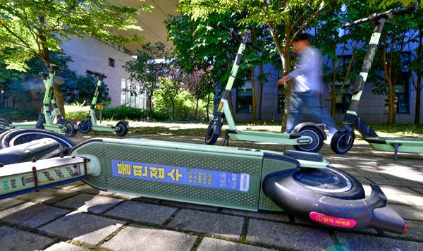 인천시 연수구 송도동 한 인도에 공유형 개인이동장치 여러 대가 방치돼 있다.<기호일보 DB>