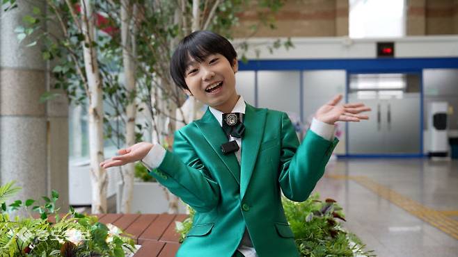 대전 트로트 신동 김태웅 군이 중도일보와의 인터뷰 중 팬들에게 인사를 전하고 있다.(동영상 캡처)