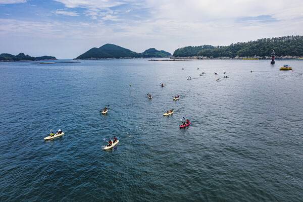 남해 설리해수욕장 카약 체험. /남해군