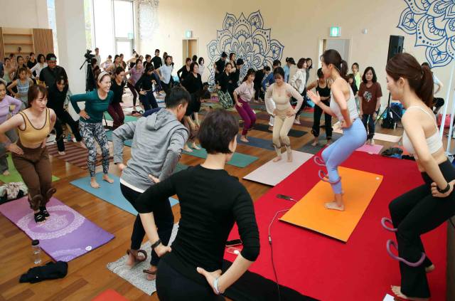 요가컬쳐타운에서 요가 프로그램을 운영하고 있다.