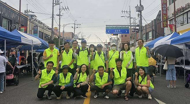 포항한봉우리봉사단이 지난 6월 20일 펼쳐진 ‘2025 포항국제불빛축제’ 행사 중 해도 새록새로 불맛미식로드 거리에서 안전활동 및 거리정화 자원봉사를 한 뒤 포즈를 취했다.