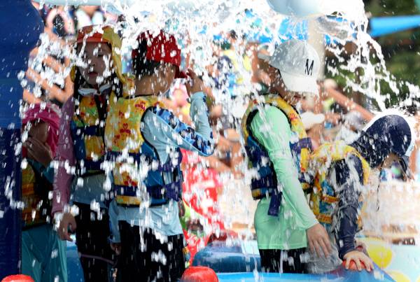 어린이들이 쏟아져 내리는 물을 맞으며 물놀이를 즐기고 있다. 경북일보