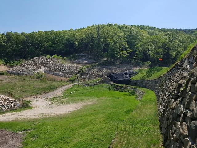 경주보문단지 서쪽을 울처럼 둘러치고 있는 명활산성 복원 부분.