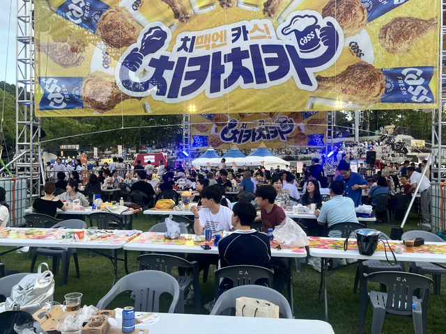 맥주 회사 부스 앞 마련된 좌석에서 페스티벌을 즐기는 시민들의 모습. 김정원 기자