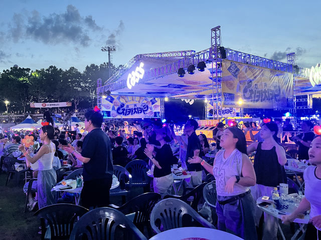 시민들이 자리에서 일어나 축하공연을 즐기고 있다. 김정원 기자