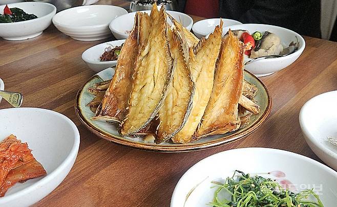 광주 서구에 위치한 식당의 영광 보리굴비 정식. 참조기 어획량이 줄어들면서 영광 법성포 보리굴비 대부분은 중국산 부세로 쓰인지 오래다. 참조기를 보리굴로 만들려면 크기가 줄어들기 때문에 씨알 굵은 참조기가 필요하지만 구하기가 힘들고 만들어지더라도 백화점 등 고급 선물용으로 취급된다.