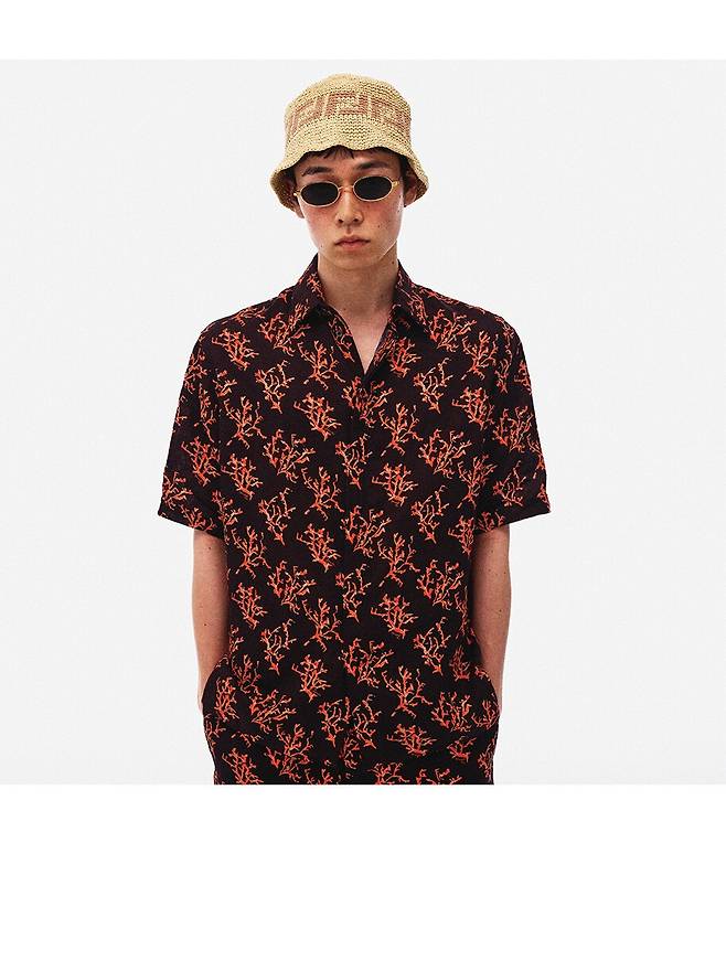 FF 로고 디테일의 라피아 버킷 해트 90만원대·산호초 패턴 리넨 셔츠 100만원대·쇼츠 100만원대모두 펜디, 선글라스 가격미정 루이 비통 제품.