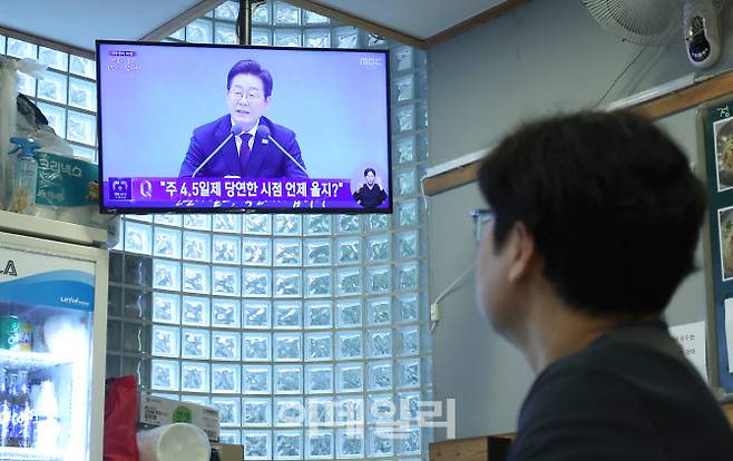 3일 오전 인천 남동구 구월동의 한 식당에서 식당주인이 이재명 대통령의 ‘대통령의 30일, 언론이 묻고 국민에게 답하다’ 기자회견을 시청하고 있다.(사진=뉴시스)