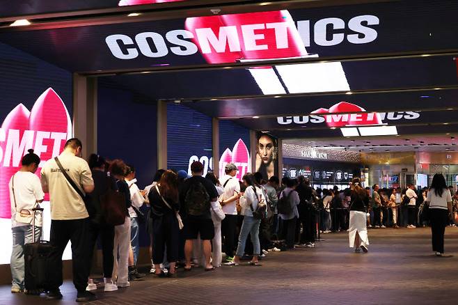 서울 시내 한 면세점 앞에서 관광객들이 입장을 위해 대기하는 모습 (사진=연합뉴스)