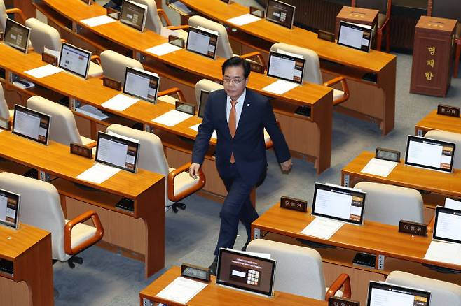 송언석 국민의힘 원내대표가 27일 오후 서울 여의도 국회에서 열린 본회의에서 상임위원장 선출과 관련해 우원식 국회의장, 김병기 더불어민주당 원내대표와 대화를 마친뒤 본회의장을 나가고 있다.(사진=뉴스1)