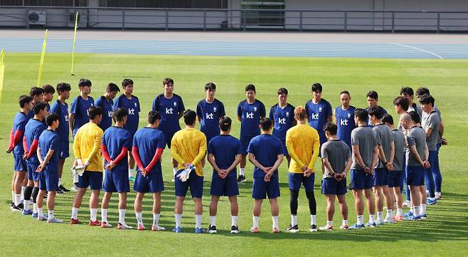 2025년 동아시아축구연맹(EAFF) E-1 챔피언십(동아시안컵)을 앞둔 축구 국가대표팀 홍명보 감독이 3일 경기도 성남시 중원구 성남종합운동장에서 훈련 시작에 앞서 이야기하고 있다. 사진=연합뉴스
