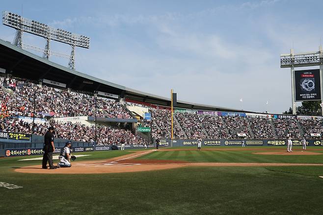현충일인 6일 롯데 자이언츠와 두산 베어스의 경기가 열린&nbsp;서울 잠실야구장이 관중들로 가득 찬 모습