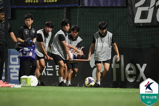 29일 김포솔터축구장에서 열린 김포와 경기에서 들것에 실려 그라운드를 빠져나가는 인천 문지환