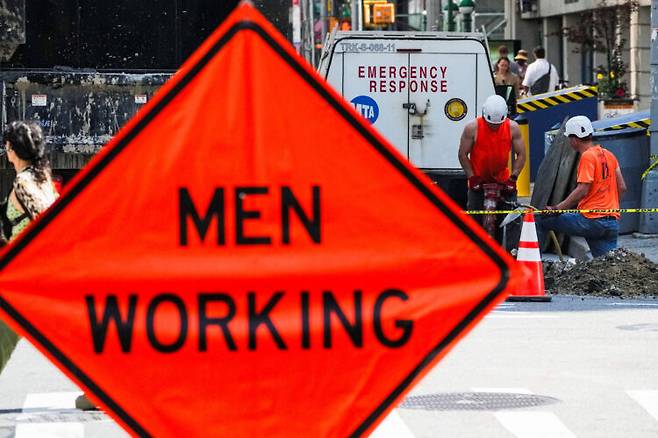 북반구에서 초여름 고온현상이 계속되는 가운데 미국 뉴욕에서 지난달 23일 긴급 수리를 위해 출동한 노동자들이 작업하고 있다. [사진=연합뉴스]