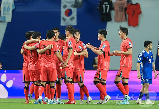 한국과 쿠웨이트의 월드컵 예선에서 득점 후 기뻐하는 한국 선수들. 2025.6.10/뉴스1 ⓒ News1 김진환 기자