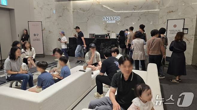 대구 '어나드 범어' 견본주택을 둘러보기 위해 관람객들이 대기하고 있다.(포스코이앤씨 제공. 재판매 및 DB 금지)