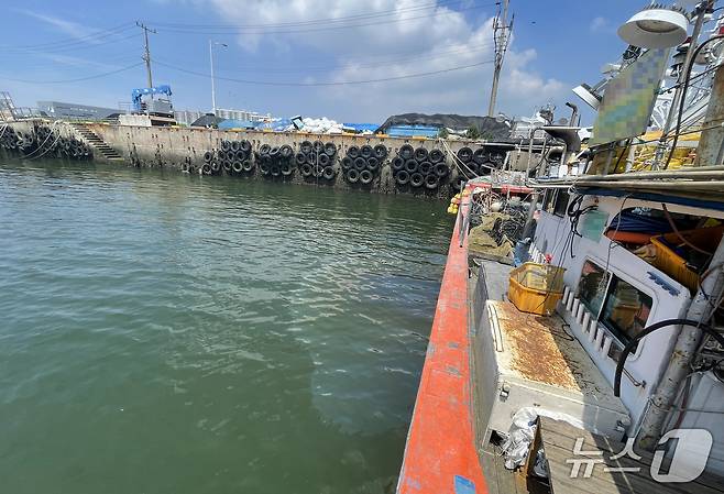 전남 목포시 남항부두에서 선저폐수를 무단 배출한 어선의 모습. (목포해경 제공. 재판매 및 DB 금지)