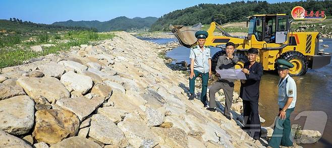 (평양 노동신문=뉴스1) = 북한 노동당 기관지 노동신문이 3일 장마철을 맞아 "재해방지 대책을 계속 강하게 세우자"며 선천군에서 장마 대비에 나선 일꾼(간부)들의 모습을 선전했다. [국내에서만 사용가능. 재배포 금지. DB 금지. For Use Only in the Republic of Korea. Redistribution Prohibited] rodongphoto@news1.kr [국내에서만 사용가능. 재배포 금지. DB 금지. For Use Only in the Republic of Korea. Redistribution Prohibited] rodongphoto@news1.kr