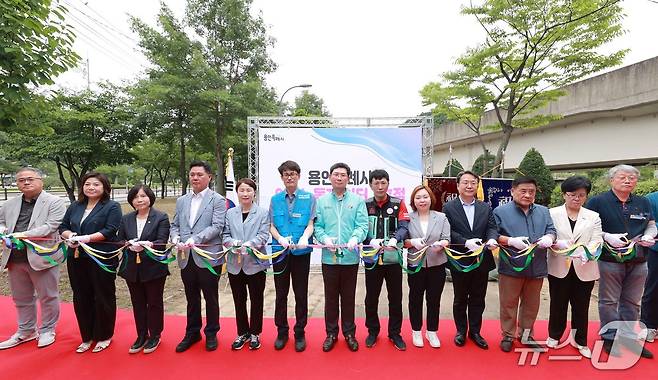 지난 2일 열린 기흥구 이동노동자쉼터 개소식에서 참석자들이 기념테이프를 자르고 있는 모습.(용인시 제공)