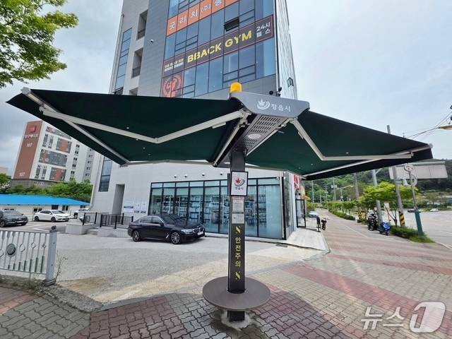 전북 정읍시가 시민 건강 및 안전 보호를 위해 도심 곳곳에 스마트 그늘막을 설치했다.(정읍시 제공. 재판매 및 DB금지)/뉴스1
