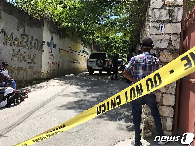 7일(현지시간) 괴한들의 총격으로 살해된 조브넬 모이즈 아이티 대통령 사저 주변에 폴리스 라인이 설치되어 있다. (특정 기사 내용과는 무관한 자료사진) ⓒ 로이터=뉴스1 ⓒ News1 원태성 기자