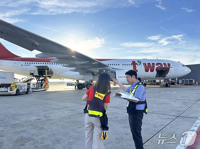 티웨이항공 관계자들이 프랑스 파리의 샤를 드골 공항, 이탈리아 로마의 피우미치노 레오나르도 다빈치 공항 등에서 화물 탑재 작업을 점검하는 모습<자료사진>(티웨이항공 제공). 2025.07.03.