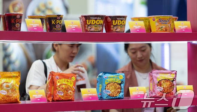 경기 고양시 킨텍스에서 열린 '서울푸드 2025'에 다양한 라면 등 식품들이 진열돼 있다. ⓒ News1 이승배 기자