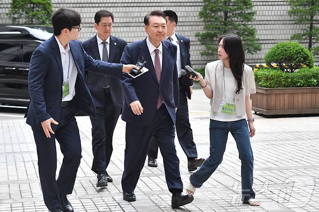 윤석열 전 대통령이 3일 서울 서초구 서울중앙지방법원에서 열린 우두머리 혐의·직권남용 권리행사 방해 혐의 사건 9차 공판에 출석하고 있다. 2025.7.3/뉴스1 ⓒ News1 사진공동취재단