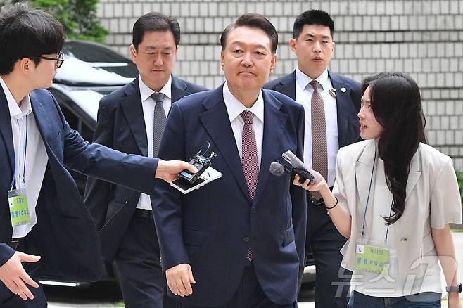 윤석열 전 대통령이 3일 서울 서초구 서울중앙지방법원에서 열린 우두머리 혐의·직권남용 권리행사 방해 혐의 사건 9차 공판에 출석하고 있다. 2025.7.3/뉴스1 ⓒ News1 사진공동취재단