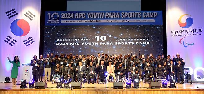 이천선수촌에서 열린 2024 KPC 국제청소년스포츠캠프 환영식 참석자 단체 기념촬영.(대한장애인체육회 제공)
