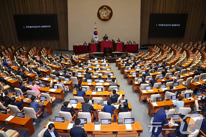 우원식 국회의장이 3일 오후 서울 여의도 국회에서 열린 제426회국회(임시회) 제4차 본회의에서 국민의힘 불참 속에 김민석 국무총리 임명동의안 통과를 알리고 있다. 2025.7.3/뉴스1 ⓒ News1 안은나 기자