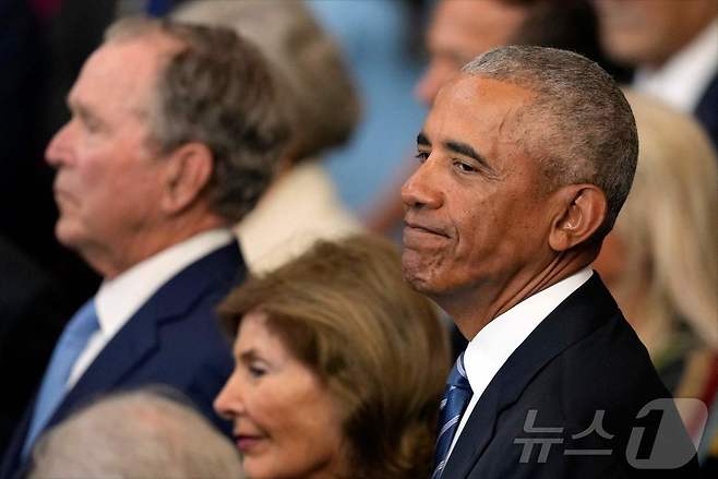 버락 오바마 전 미국 대통령과 조지 부시 전 대통령이 20일(현지시간) 워싱턴 의사당에서 열린 도널드 트럼프 대통령의 취임식에 참석을 하고 있다. 2025.01.21 ⓒ AFP=뉴스1 ⓒ News1 우동명 기자