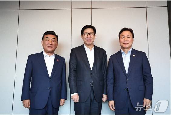 김두겸(왼쪽부터) 울산시장,박형준 부산시장, 박완수 경남도지사가 2일 경남 김해 모처에서 간담회를 하고 기념사진을 찍고 있다.(부산시청 제공. 재판매 및 DB 금지)