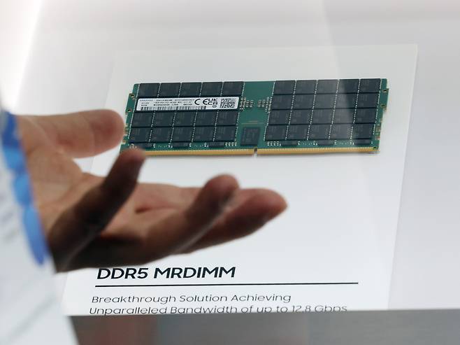 2일 경기도 고양시 일산서구 킨텍스에서 열린 '나노코리아 2025'에서 관람객들이 삼성 부스를 살펴보고 있다. 올해로 23회를 맞는 나노코리아는 미국 테크커넥트월드, 일본 나노테크제팬과 함께 세계 3대 나노기술 행사 중 하나다. 2025.7.2/뉴스1 ⓒ News1 황기선 기자