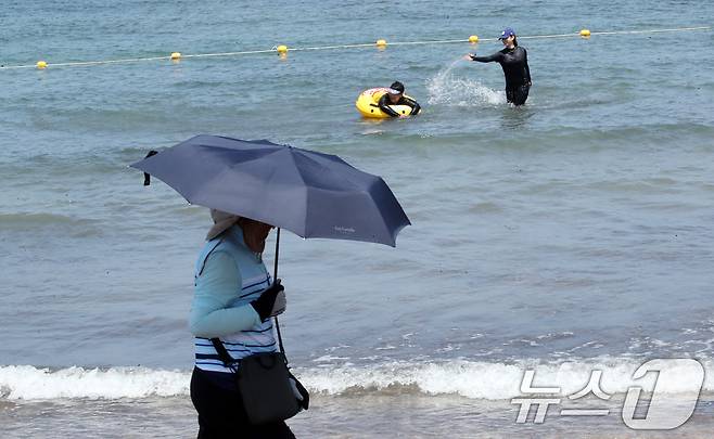 폭염이 이어지는 3일 오전 제주시 삼양해수욕장에서 피서객들이 무더위를 쫓고 있다. 기상청은 이날 지난달 12일 시작된 제주 장마가 15일 만인 26일 끝나 역대 가장 빠르게 종료됐다고 발표했다. 2025.7.3/뉴스1 ⓒ News1 오현지 기자
