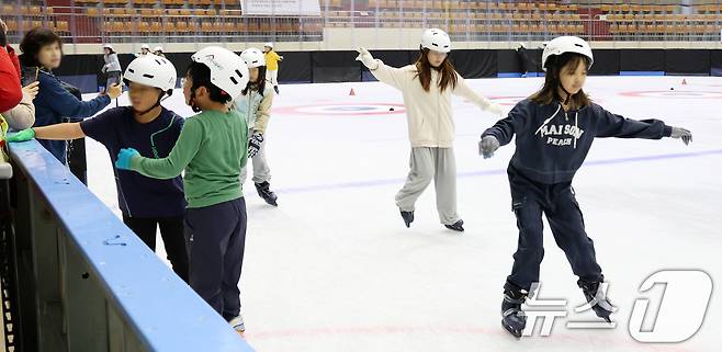 연일 폭염이 기승을 부리고 있는 2일 전북 전주시 화산체육관 빙상경기장을 찾은 어린이들이 스케이트를 타며 더위를 식히고 있다. 2025.7.2/뉴스1 ⓒ News1 유경석 기자